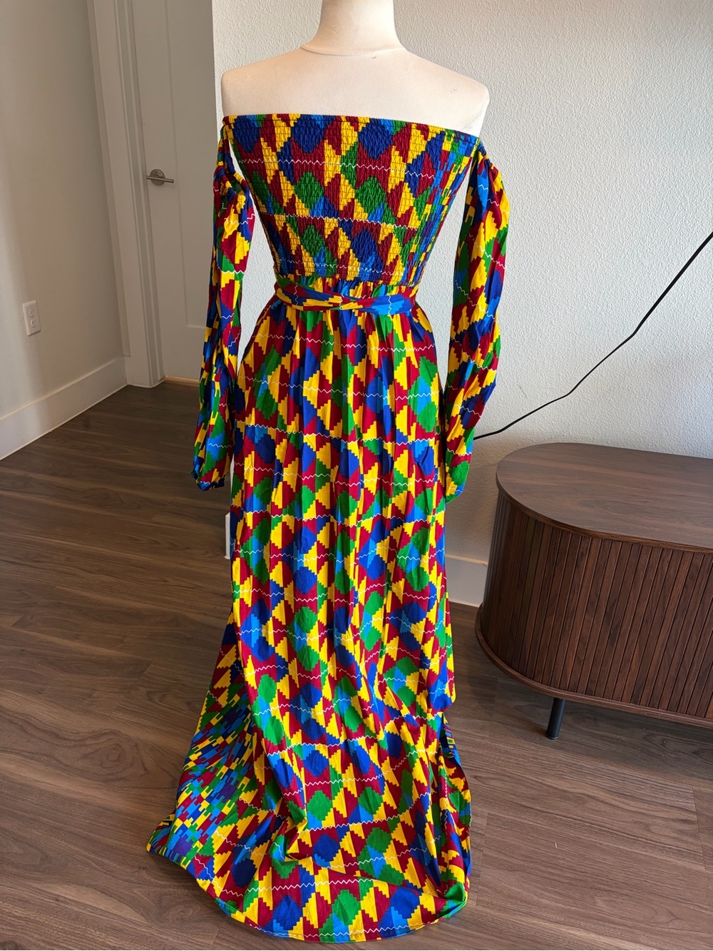 Off-Shoulder Multicolor Geometric Maxi Dress with pockets and a side slit. - Picture 4 of 8